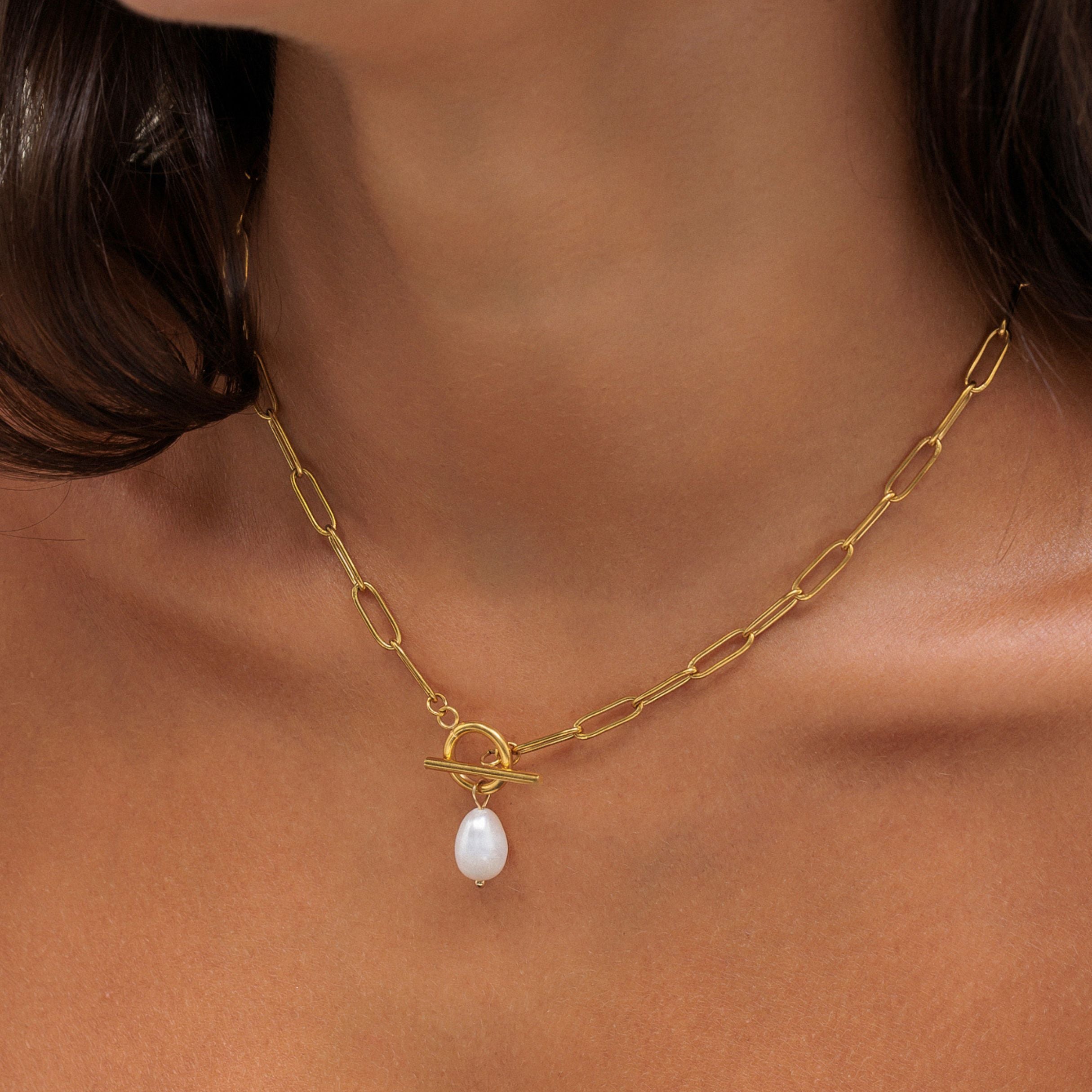 Bold Pearl Choker